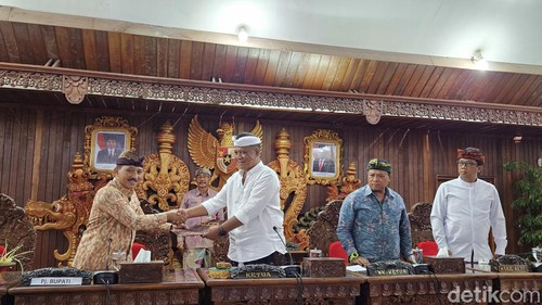 Pj Bupati Klungkung I Nyoman Jendrika saat rapat paripurna penyampaian Laporan Keterangan Pertanggungjawaban (LKPJ) Bupati Klungkung Tahun 2023 di ruang sidang DPRD Klungkung, Kamis (21/3/2024). (Foto: Putu Krista/detikBali)