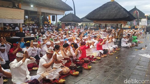 Pj Gubernur Bali Sang Made Mahendra Jaya dan sejumlah pejabat lainnua menghadiri prosesi nedunang pralingga Ida Bhatara di Pura Penataran Agung Besakih, Karangasem, Bali, Kamis (21/3/2024). (Foto: I Wayan Selamat Juniasa/detikBali)