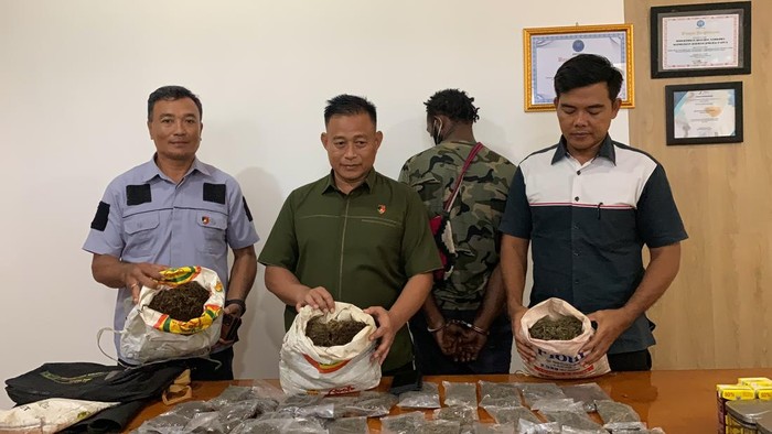 Polda Papua menyita ganja yang diselundupkan warga Papua Nugini di Jayapura.