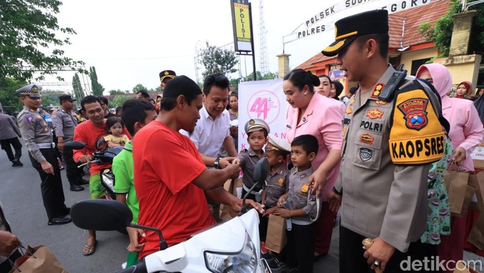 polisi dan siswa TK di Bojonegoro berbagi takjil