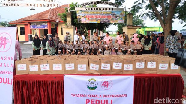 polisi dan siswa TK di Bojonegoro berbagi takjil