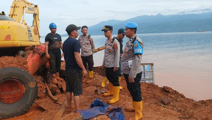 Polisi melakukan olah TKP di area longsor wilayah tambang nikel di Kolaka, Sultra.