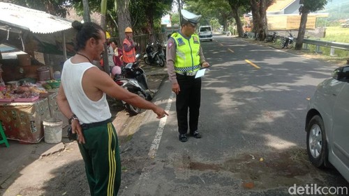 Polisi melakukan olah TKP di lokasi kecelakaan maut di Temukus, Buleleng, Bali.