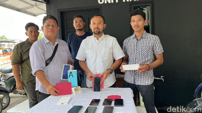 Polisi tunjukkan barang bukti jambret HP sasar anak di bawah umur di Jambi