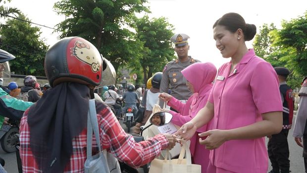 Polres Tuban berbagi takjil