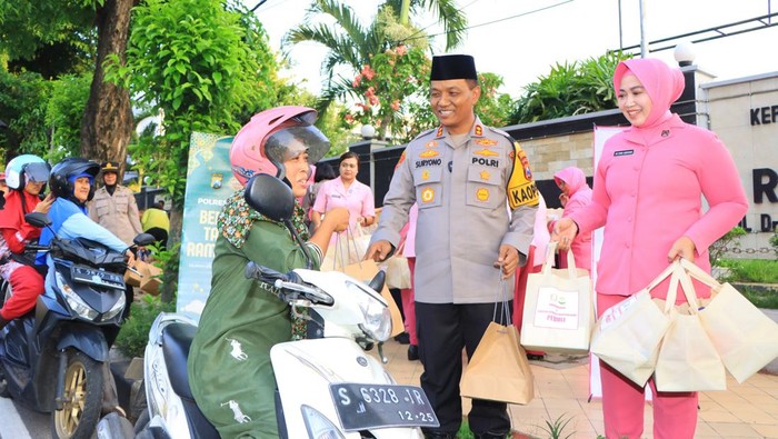 Polres Tuban berbagi takjil