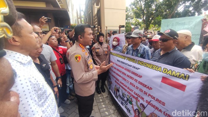 Polresta Sidoarjo diluruk massa