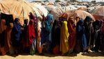 Potret Pengungsi Somalia Antre Menu Berbuka Puasa