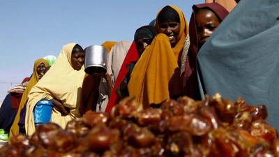 Potret Pengungsi Somalia Antre Menu Berbuka Puasa
