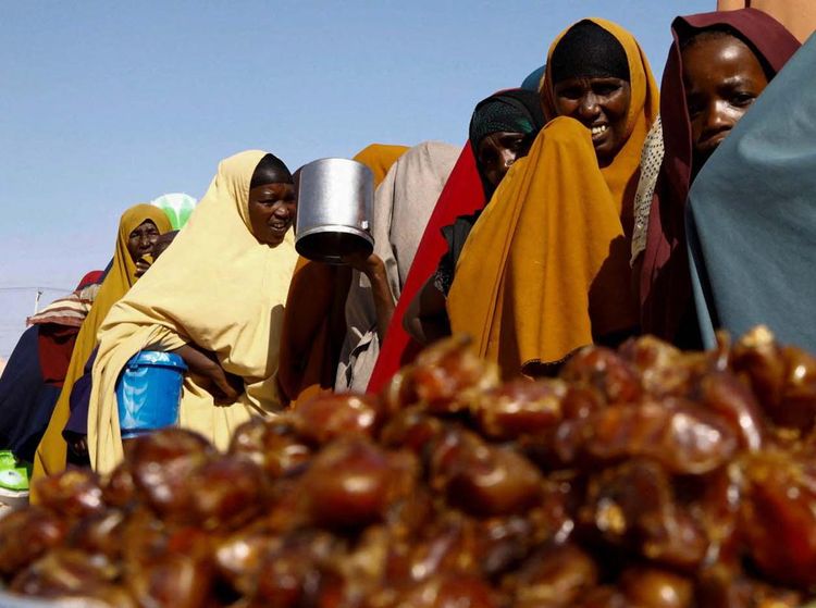 Potret Pengungsi Somalia Antre Menu Berbuka Puasa