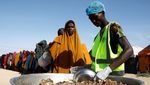 Potret Pengungsi Somalia Antre Menu Berbuka Puasa