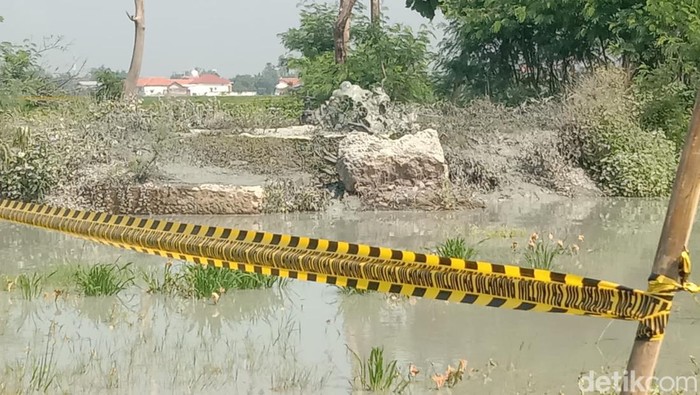Potret semburan lumpur berbau gas di area persawahan Tukdana, Indramayu.