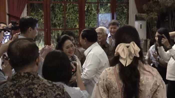 Prabowo dan Titiek cipika-cipiki di Kertanegara (dok istimewa)