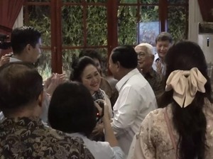 Momen Prabowo dan Titiek Cipika-cipiki di Kertanegara Usai Menang Pilpres