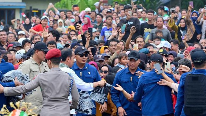 Presiden Jokowi disambut warga saat mengunjungi di wilayah Sekadau, Kalbar.