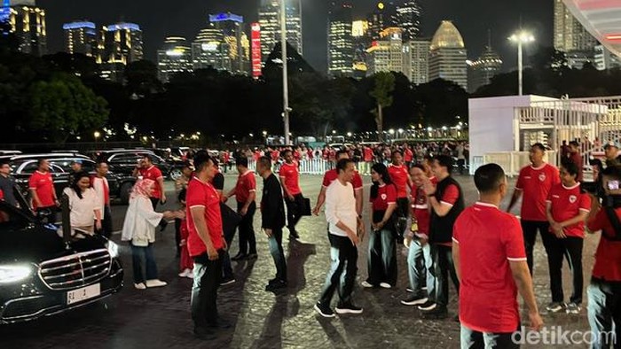Presiden Jokowi tiba di GBK, Jakarta untuk menonton pertandingan Timnas Indonesia Vs Vietnam. Jokowi didampingi sang istri Iriana Jokowi. (Eva/detikcom).