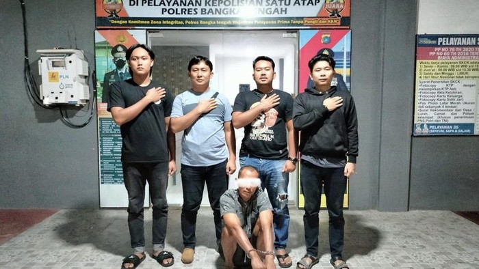 Pria yang bacok tetangga ditangkap polisi.