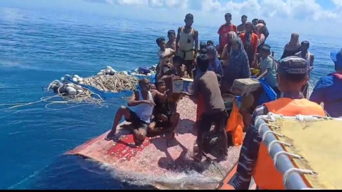 Proses evakuasi pengungsi Rohingya dari kapal yang terbalik di laut Aceh Barat. (Istimewa)