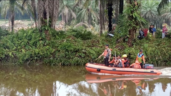 Proses pencarian korban Fuk yang dilaporkan hilang ketika mancing ikan dan udang di Sungai Buaya.