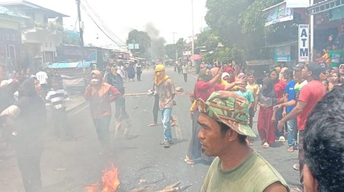 Puluhan warga memblokir jalan raya di Desa Bakajaya, Kecamatan Woja, Dompu, Nusa Tenggara Barat (NTB), pada Kamis (21/3/2024). (Foto: Istimewa)
