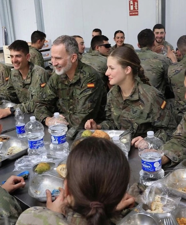 Gadis 18 tahun itu memulai pelatihan militer di angkatan udara, angkatan laut dan angkatan darat. Leonor harus bekerja keras tidak hanya di dalam kelas hingga mengikuti latihan fisik. Foto: Instagram