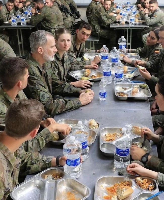 Raja Felipe tidak hanya mengobrol dengan putrinya, namun juga dengan para siswa Akademi Militer Umum.  Foto: Instagram