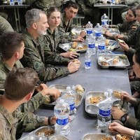 Raja Felipe tidak hanya mengobrol dengan putrinya, namun juga dengan para siswa Akademi Militer Umum.  Foto: Instagram