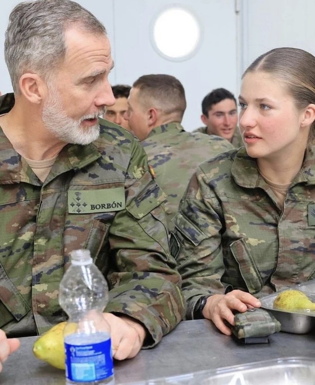 Putri Leonor dari Spanyol baru-baru ini bertemu dengan ayahnya, Raja Felipe. Tampak keduanya bertemu dengan memakai seragam militer. Foto: Instagram