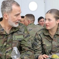 Putri Leonor dari Spanyol baru-baru ini bertemu dengan ayahnya, Raja Felipe. Tampak keduanya bertemu dengan memakai seragam militer. Foto: Instagram