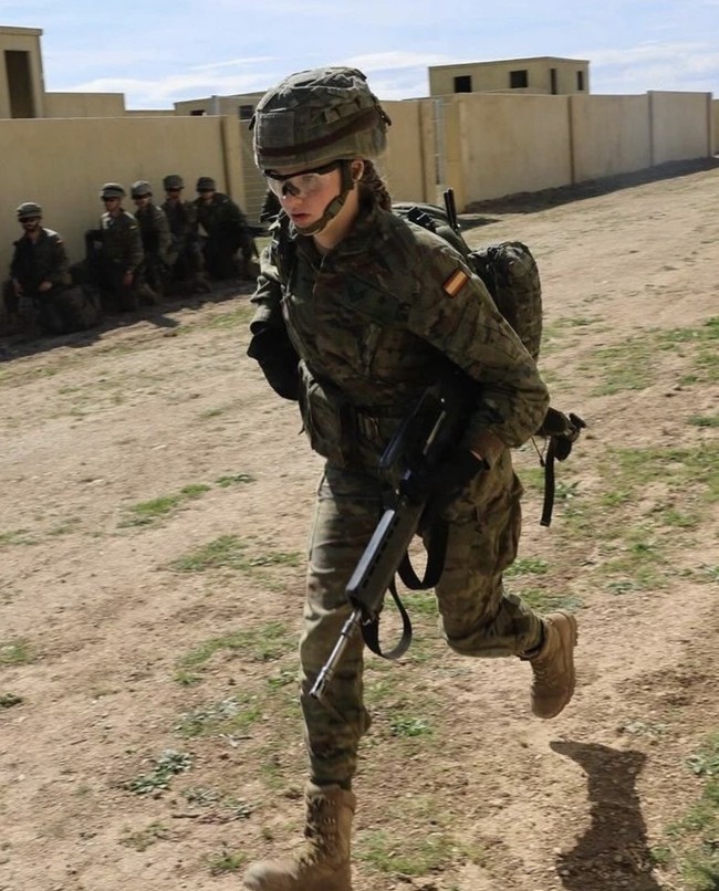 Inilah potret gagah calon Ratu Spanyol itu melakukan pelatihan. Leonor berlari sambil membawa senjata. Foto: Instagram