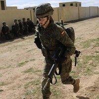 Inilah potret gagah calon Ratu Spanyol itu melakukan pelatihan. Leonor berlari sambil membawa senjata. Foto: Instagram