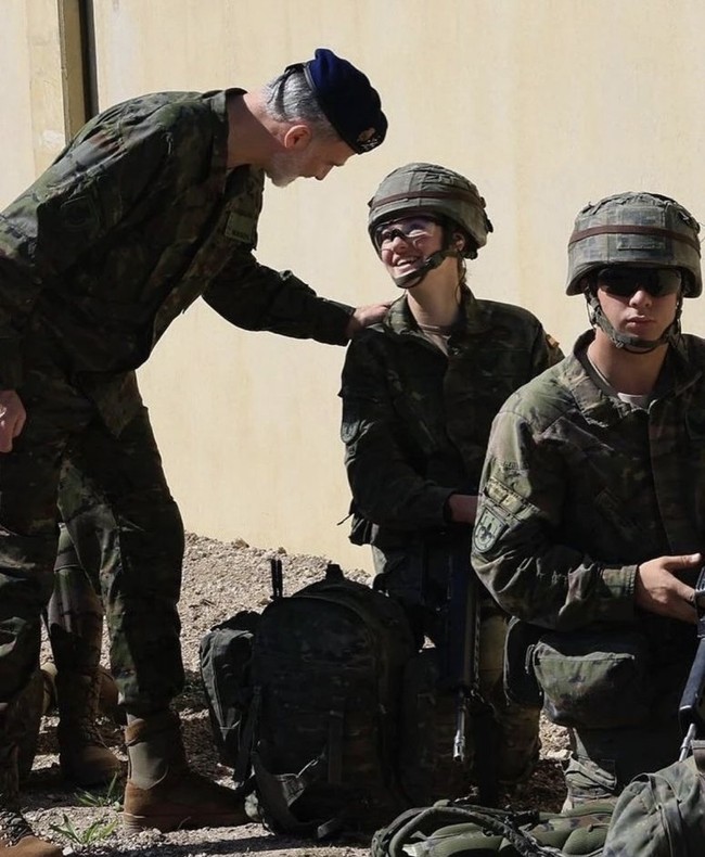 Tampak sang ayah yang tampak bangga dengan putrinya. Sambil tersenyum, Raja Felipe memegang pundak Putri Leonor.  Foto: Instagram