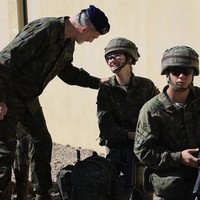 Tampak sang ayah yang tampak bangga dengan putrinya. Sambil tersenyum, Raja Felipe memegang pundak Putri Leonor.  Foto: Instagram