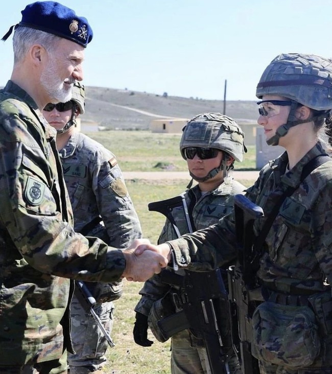 Raja Felipe mengunjungi pusat pelatihan militer di San Gregorio National Training Centre, Zaragoza, Spanyol, Jumat (15/3/2024). Keduanya tampak profesional dengan saling bersalaman. Foto: Instagram