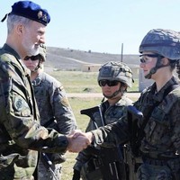 Raja Felipe mengunjungi pusat pelatihan militer di San Gregorio National Training Centre, Zaragoza, Spanyol, Jumat (15/3/2024). Keduanya tampak profesional dengan saling bersalaman. Foto: Instagram