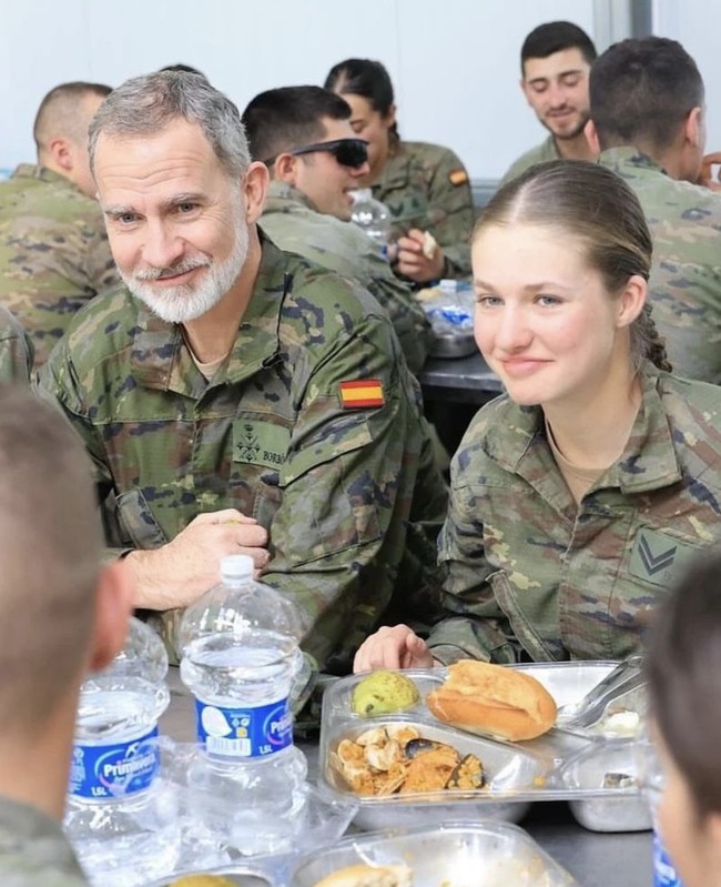 Putri Leonor memulai tahun pertamanya dalam pelatihan militer pada bulan Agustus 2023 di Akademi Militer Umum di Zaragoza. Foto: Instagram