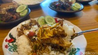 Selain menu oseng pedas, ada juga menu nasi telur yang harganya terjangkau. Nasi telur ini juga ditambahkan bumbu oseng pedasnya dengan level 1-5. Harga seporsinya hanya Rp 15.000. Foto: detikFood/Yenny Mustika Sari