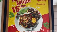 Selain menu oseng pedas, di sini juga ada paket murah meriah. Kamu bisa pesan nasi telur seharga Rp 15.000. Berupa nasi putih dan telur mata sapi bumbu bawang. Foto: detikFood/Yenny Mustika Sari