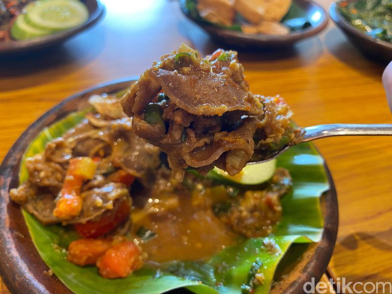 Raja Oseng, restoran di Gading Serpong yang menawarkan aneka oseng pedas dari level 1-5