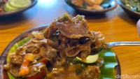 Kemudian, beralih ke oseng lidah sapi level 3. Rasa pedasnya terasa semakin naik di lidah kami. Level 3 ini menurut kami semakin menyengat pedas di lidah. Foto: detikFood/Yenny Mustika Sari