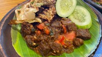 Kami mencoba oseng daging sapi level 2. Suapan pertama, rasa pedasnya tak begitu nendang. Sajian ini masih bisa merasakan sensasi manis gurih dari oseng tersebut. Tekstur dagingnya juga empuk dan potongannya cukup besar. Foto: detikFood/Yenny Mustika Sari