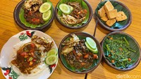 Aneka lauk oseng yang ditawarkan oleh Raja Oseng di sini tentunya pedas. Mereka menyediakan level dari 1-5. Level 5 yang paling tinggi dan pedasnya bisa bikin jontor bibir penikmatnya. Foto: detikFood/Yenny Mustika Sari