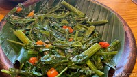 Pelengkap makan oseng pedas di sini bisa berupa oseng kangkung. Tersedia  juga cah tauge yang segar serta tahu dan tempe goreng. Foto: detikFood/Yenny Mustika Sari