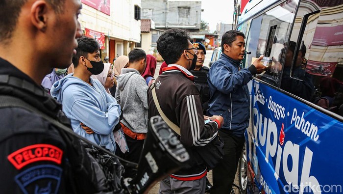 Warga antre untuk menukarkan pecahan uang baru di mobil kas keliling Bank Indonesia (BI) program Semarak Ramadhan dan Berkah Idul Fitri (Serambi) 2024 di Pasar Rasamala, Semarang, Jawa Tengah, Kamis (21/3/2024). Kantor Perwakilan (KPw) BI setempat membuka layanan penukaran uang baru layak edar di sejumlah titik kota itu untuk memenuhi kebutuhan masyarakat pada bulan Ramadhan 1445 H dengan maksimal penukaran hingga Rp4 juta per orang untuk pecahan Rp1.000, Rp2 ribu, Rp5 ribu, Rp10 ribu, Rp20 ribu dan Rp50 ribu. ANTARA FOTO/Makna Zaezar/Spt.
