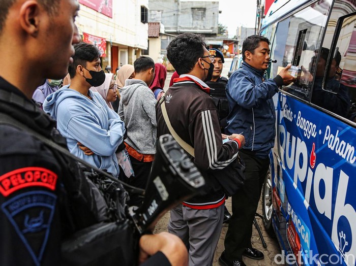 Warga antre untuk menukarkan pecahan uang baru di mobil kas keliling Bank Indonesia (BI) program Semarak Ramadhan dan Berkah Idul Fitri (Serambi) 2024 di Pasar Rasamala, Semarang, Jawa Tengah, Kamis (21/3/2024). Kantor Perwakilan (KPw) BI setempat membuka layanan penukaran uang baru layak edar di sejumlah titik kota itu untuk memenuhi kebutuhan masyarakat pada bulan Ramadhan 1445 H dengan maksimal penukaran hingga Rp4 juta per orang untuk pecahan Rp1.000, Rp2 ribu, Rp5 ribu, Rp10 ribu, Rp20 ribu dan Rp50 ribu. ANTARA FOTO/Makna Zaezar/Spt.
