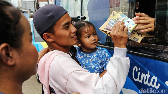 Ramai-ramai Mulai Tukar Uang Baru! Warga antre untuk menukarkan pecahan uang baru di mobil kas keliling Bank Indonesia (BI) program Semarak Ramadhan dan Berkah Idul Fitri (Serambi) 2024 di Pasar Rasamala, Semarang, Jawa Tengah, Kamis (21/3/2024). Kantor Perwakilan (KPw) BI setempat membuka layanan penukaran uang baru layak edar di sejumlah titik kota itu untuk memenuhi kebutuhan masyarakat pada bulan Ramadhan 1445 H dengan maksimal penukaran hingga Rp4 juta per orang untuk pecahan Rp1.000, Rp2 ribu, Rp5 ribu, Rp10 ribu, Rp20 ribu dan Rp50 ribu. ANTARA FOTO/Makna Zaezar/Spt.