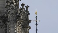 Februari 2024, menara baru Katedral terihat saat perancah dilepas. Ayam jago berlapis emas dan salib langsung terliat jelas. Momen ini menggambarkan sekilas Notre Dame di masa depan jelang pembukaan besar-besaran. AP Photo