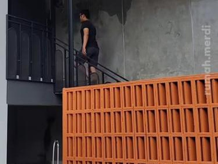 Rumah Panggung Nyempil di Tengah Jakarta