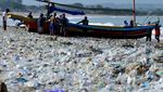 Penampakan Sampah Plastik di Pantai Kedonganan Bali