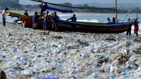 Pantai Kedonganan dipadati sampah plastik kiriman yang terdampar terbawa arus laut yang mengganggu aktivitas warga dan nelayan setempat. 